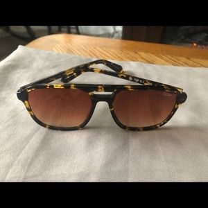 Used quay on the fly sunglasses
